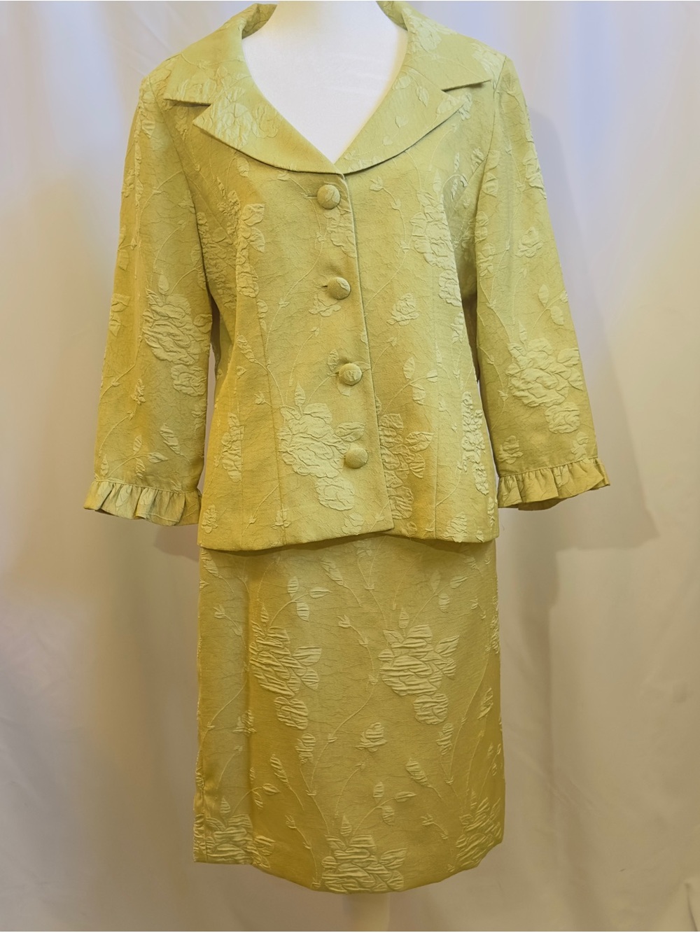 Jessica Howard 2PC Green Womans Jacket & Skirt Suit Rose Pattern Ruffled SZ 12